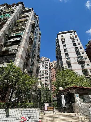 新北永和水岸低公設中古大樓【泰隆柏園】評價分析!永平國中小學區、1900坪大基地實價與優缺點解析