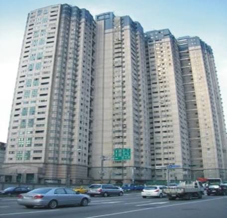 【新北中和區】力霸山河社區開箱全解析：SRC鋼骨地標大樓、26.19%低公設比與秀山學區實戰評估