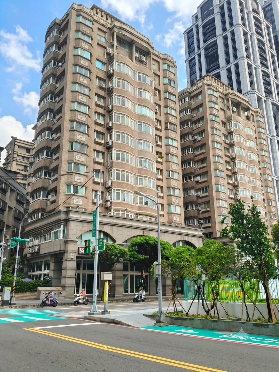 【永和仁愛公園 比漾 圈開箱】羅浮公園社區評價、格局坪效、車位形式與實價登錄深度解析