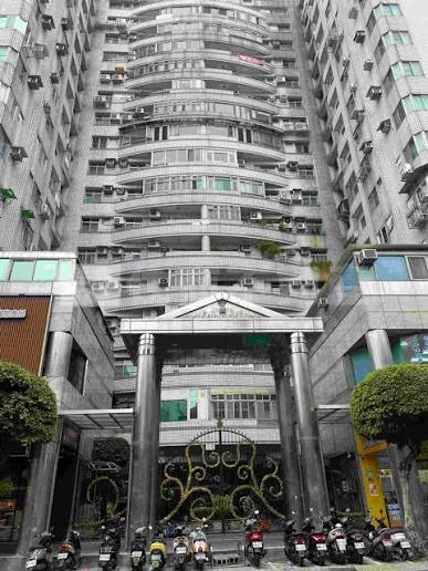 永和核心正中正路名廈!【君臨天下】35年千坪基地老牌地標實價登錄與坪效車位深度解析