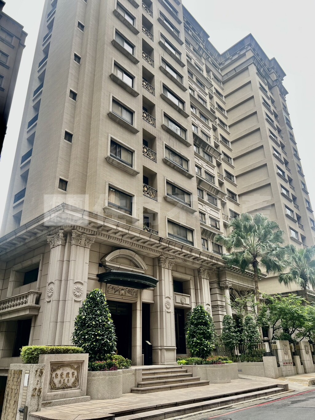 永和仁愛公園生活圈 20 年中古名宅「仁愛歐堡翡翠區」社區開箱:坪效、車位與實價行情全解析