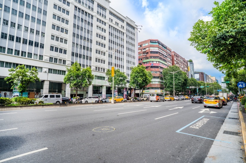 忠孝敦化站十字軸心：羅馬大廈稀有釋出，入主東區黃金門牌
