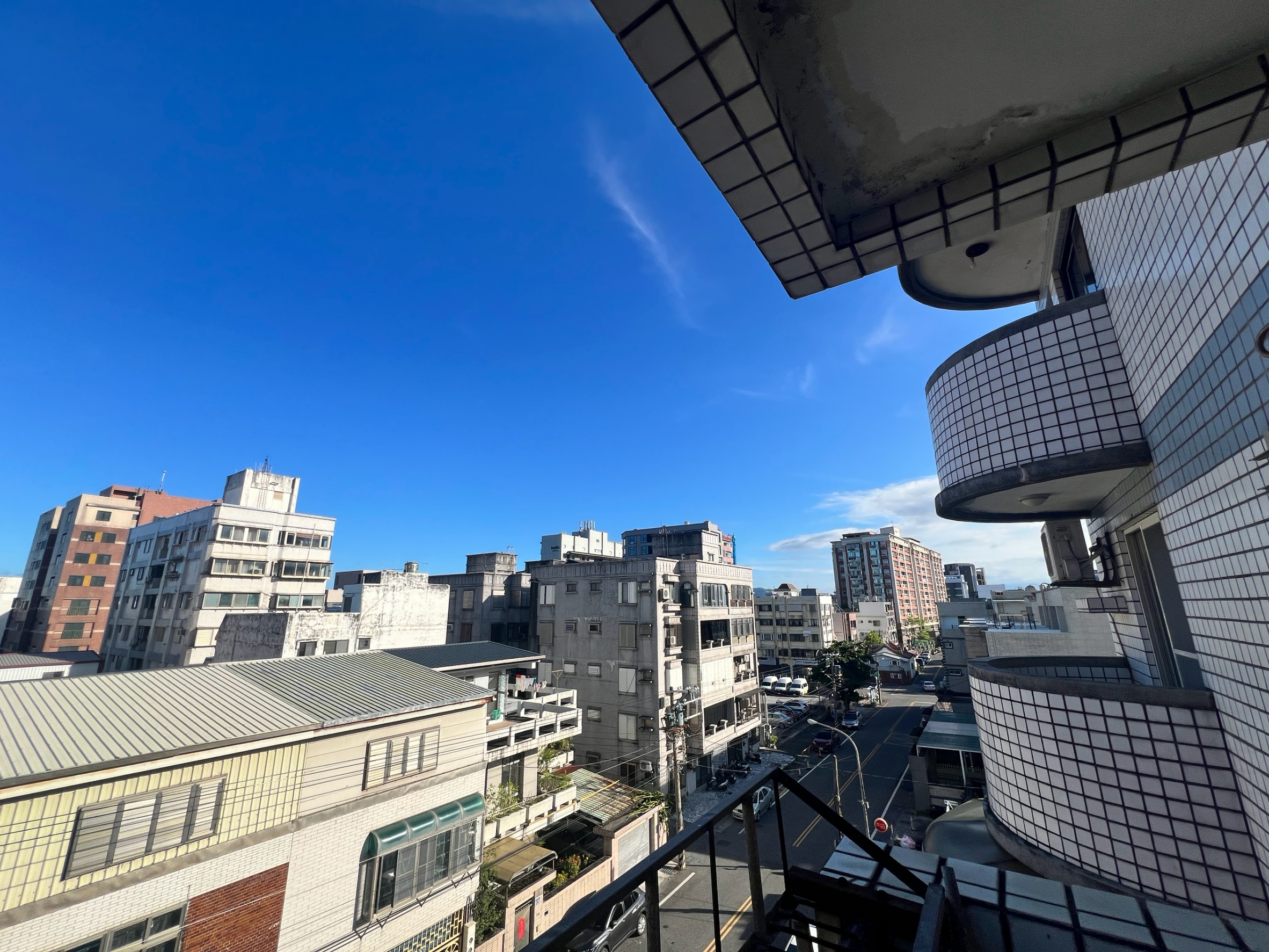 住花蓮透天30年長輩膝蓋退化值得換嗎？美崙銀海軒電梯宅換屋優缺點、房價行情與自住價值完整解析
