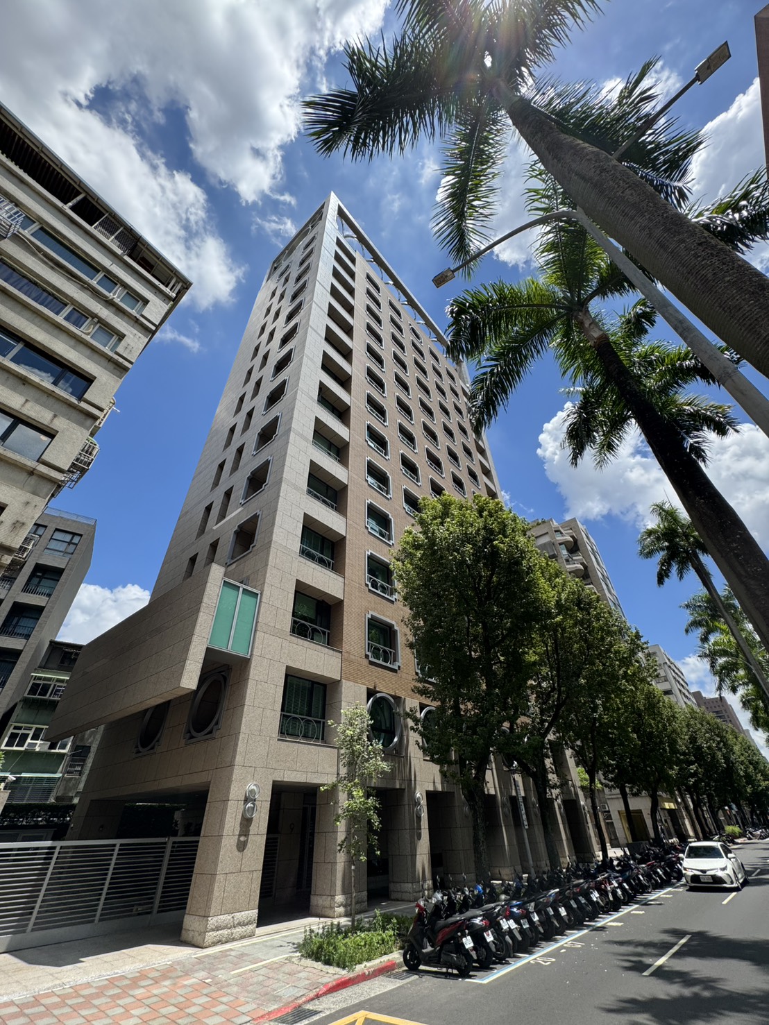 THE HOUSE值得買嗎?仁愛路門牌與28米林蔭大面寬優缺點、實價登錄行情與抗跌防禦力完整解析