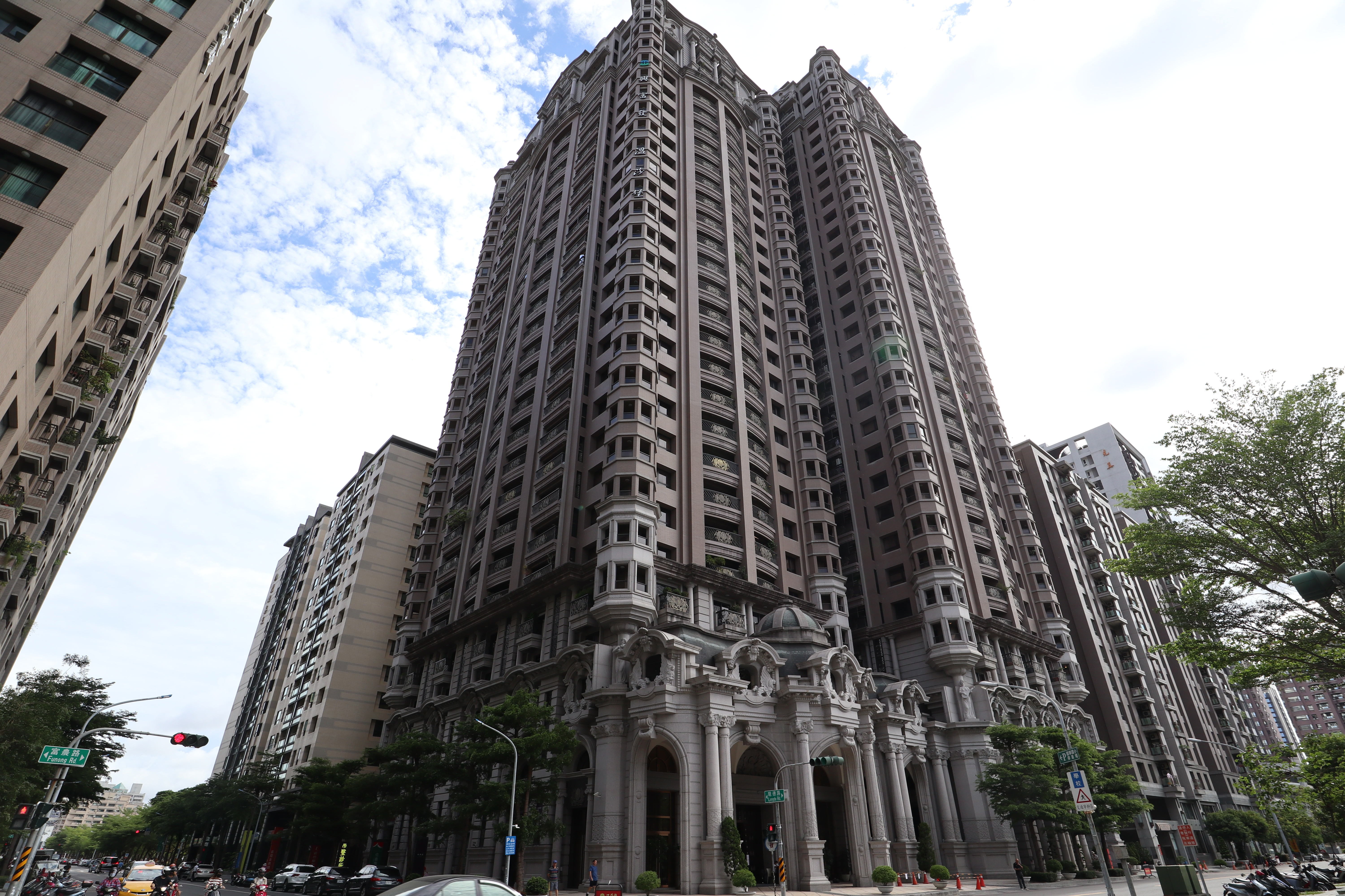 南屯區電梯大樓:掌握台中房市「黃金三角」,捷哥帶你精準卡位優質資產!